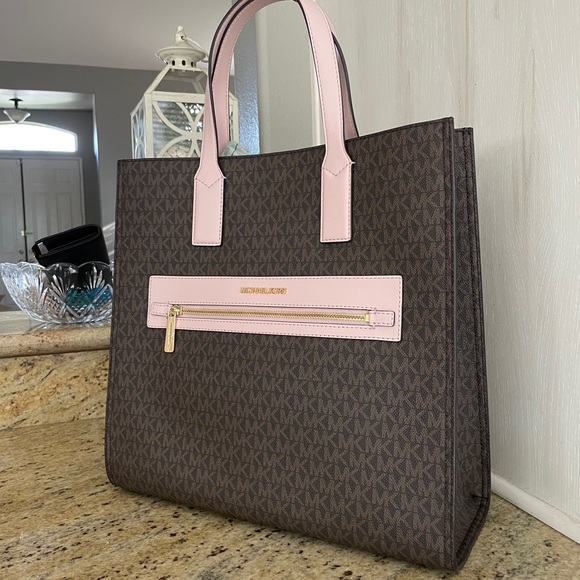 Michael Kors Handbags - New Mk large tote 💝 limited addition